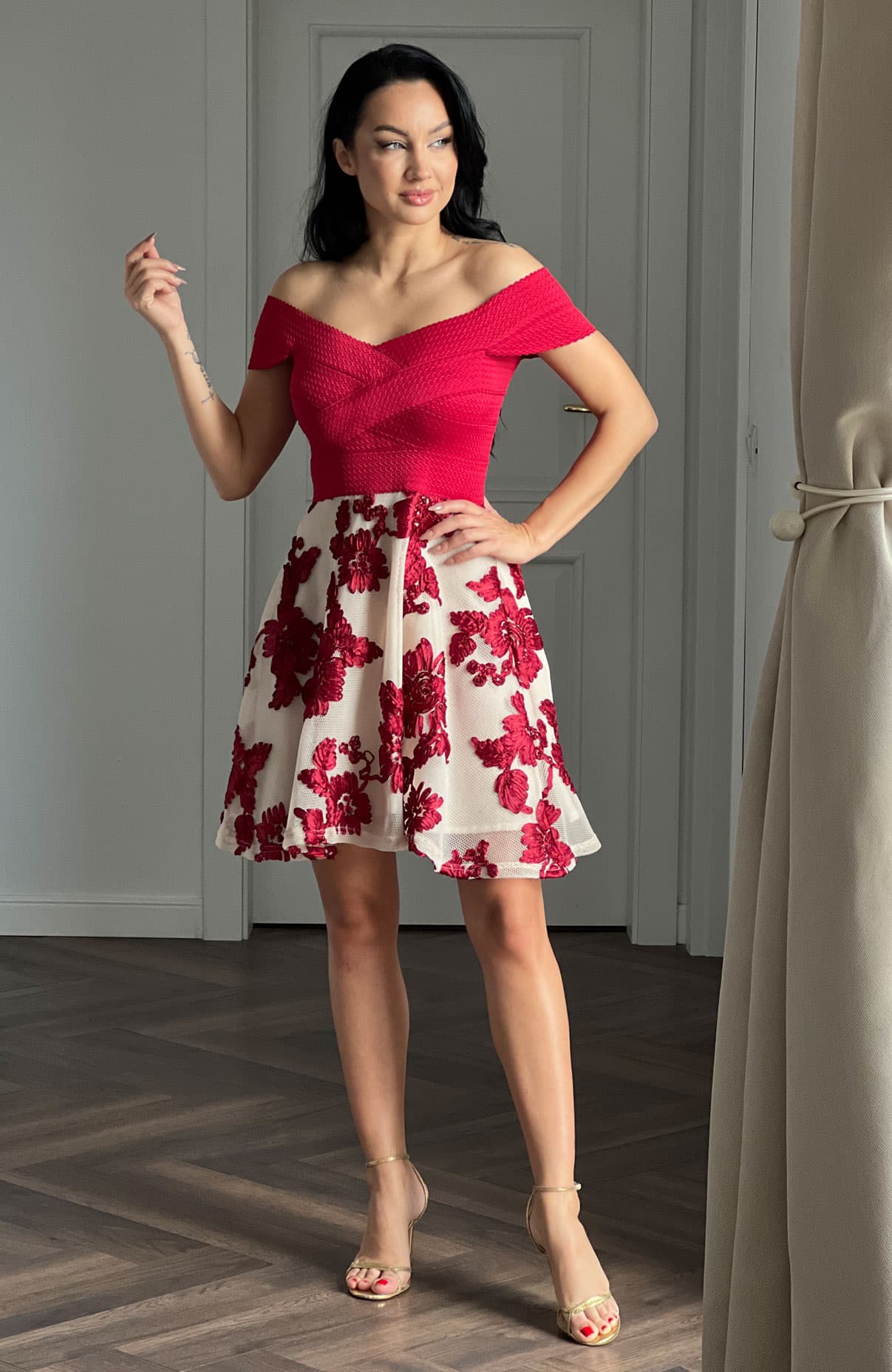 Rochie cu umerii goi cu broderie flori