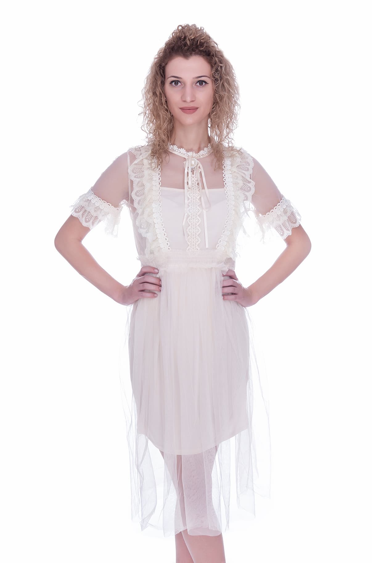 Rochie de ocazie crem cu maneca scurta si camee