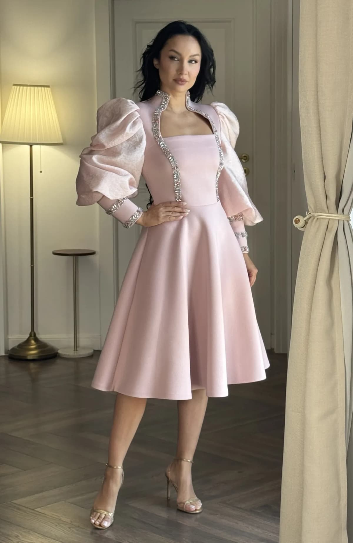 Rochie de ocazie roz midi cu maneci bufante si pietre