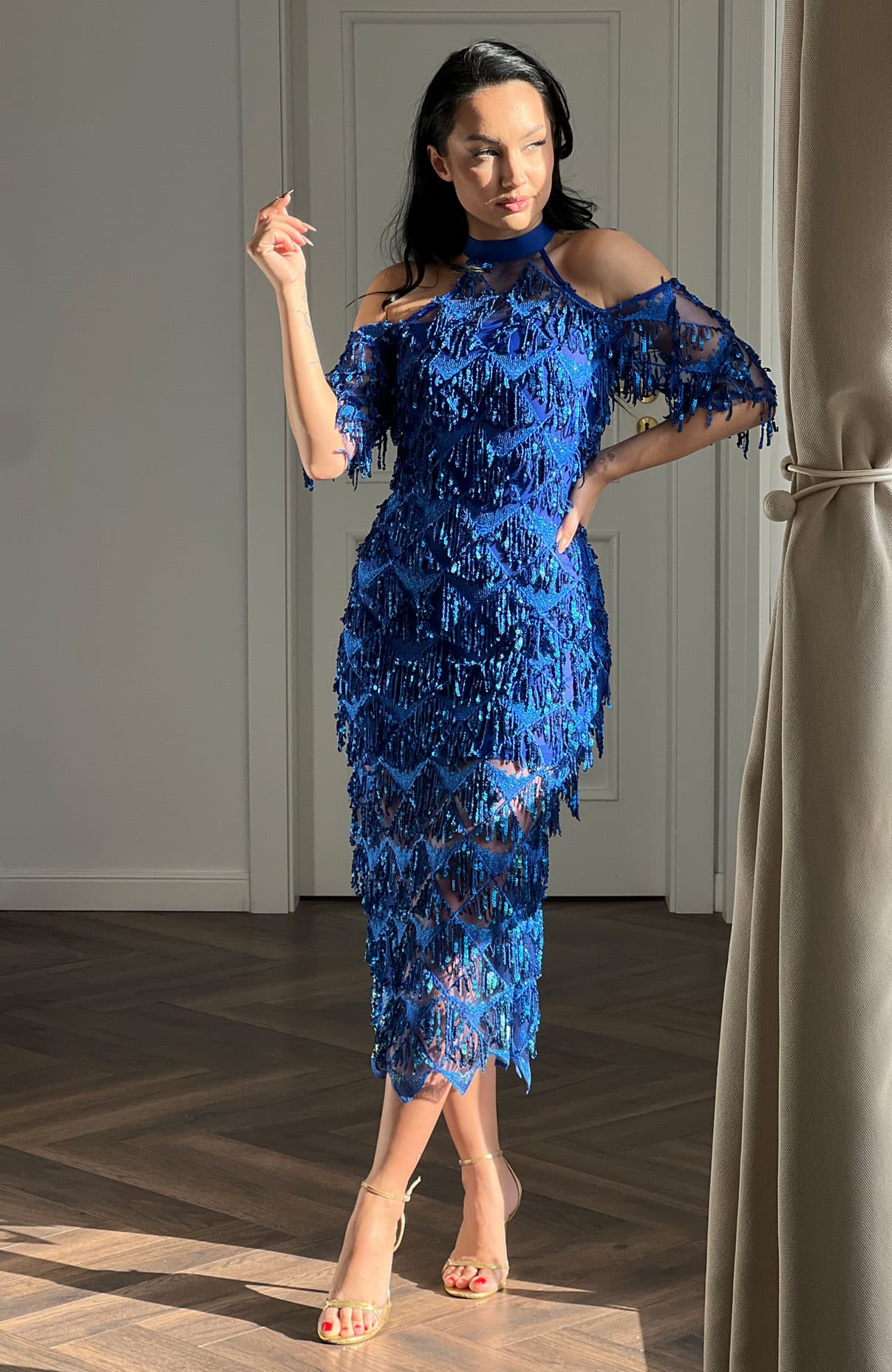 Rochie din paiete midi cu umerii goi bleu