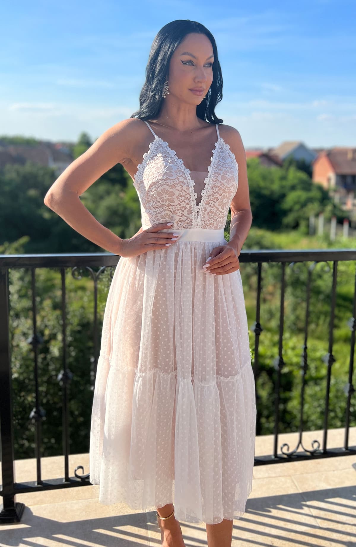 Rochie eleganta din dantela si tull