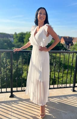 Rochie plisata alba cu volane 4