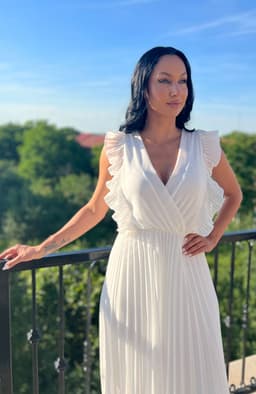 Rochie plisata alba cu volane 3