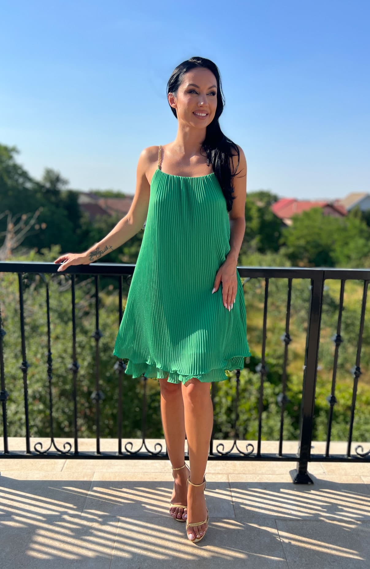 Rochie plisata verde cu lant auriu