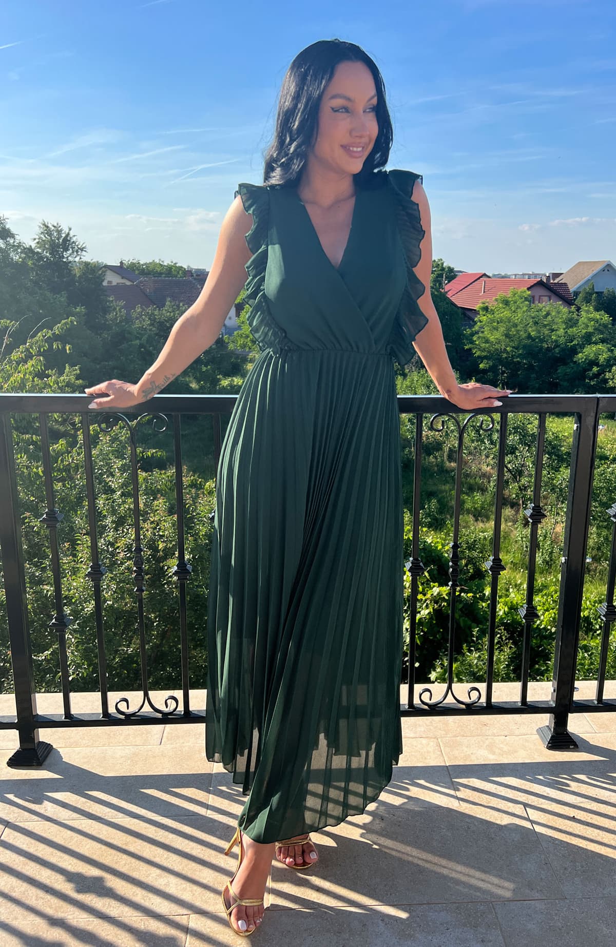 Rochie plisata verde cu volane