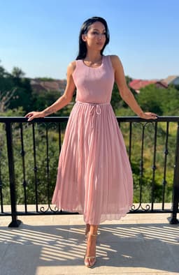 Rochie roz plisata cu guler rotund 3