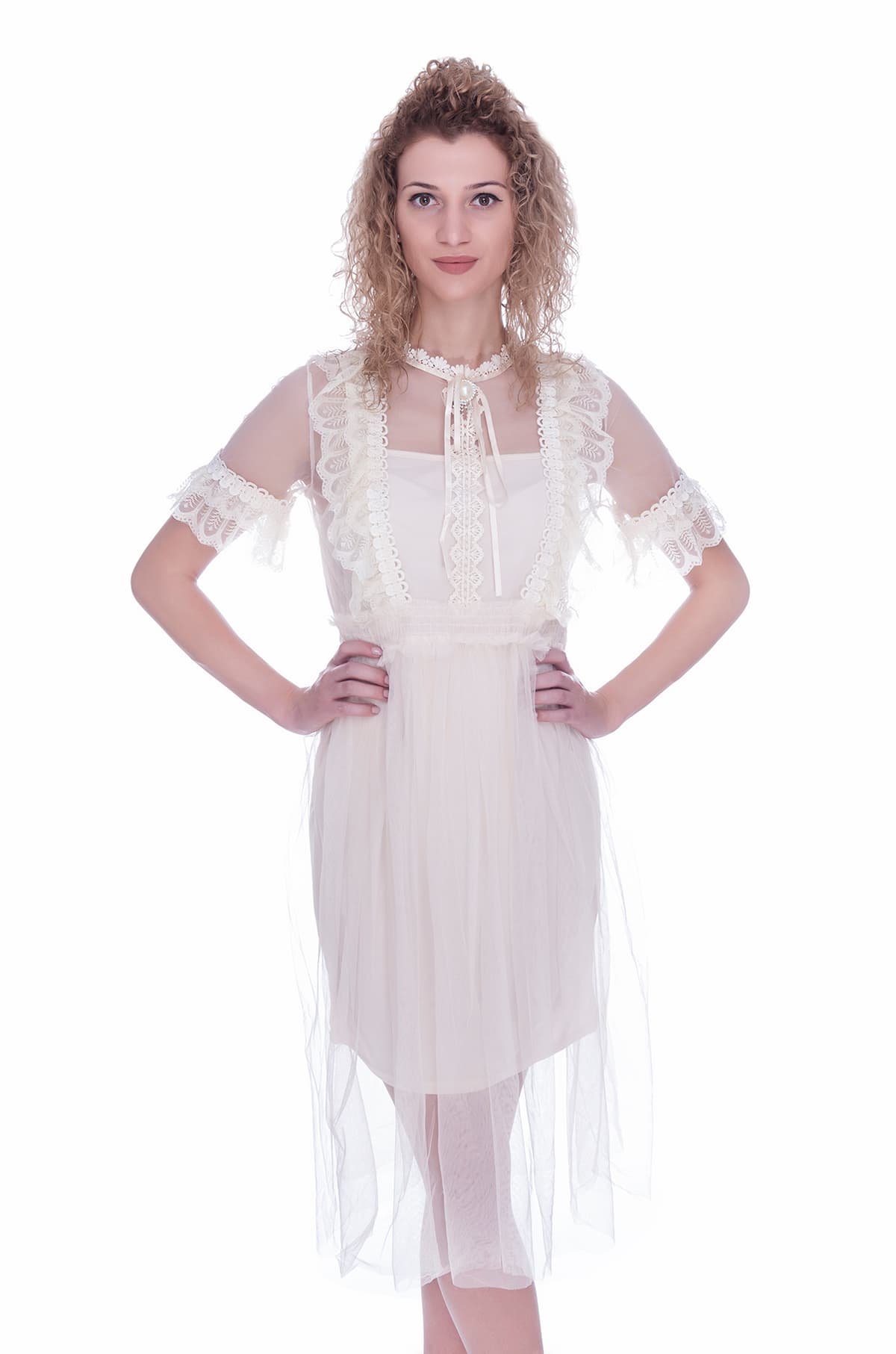 Rochie de ocazie crem cu maneca scurta si camee