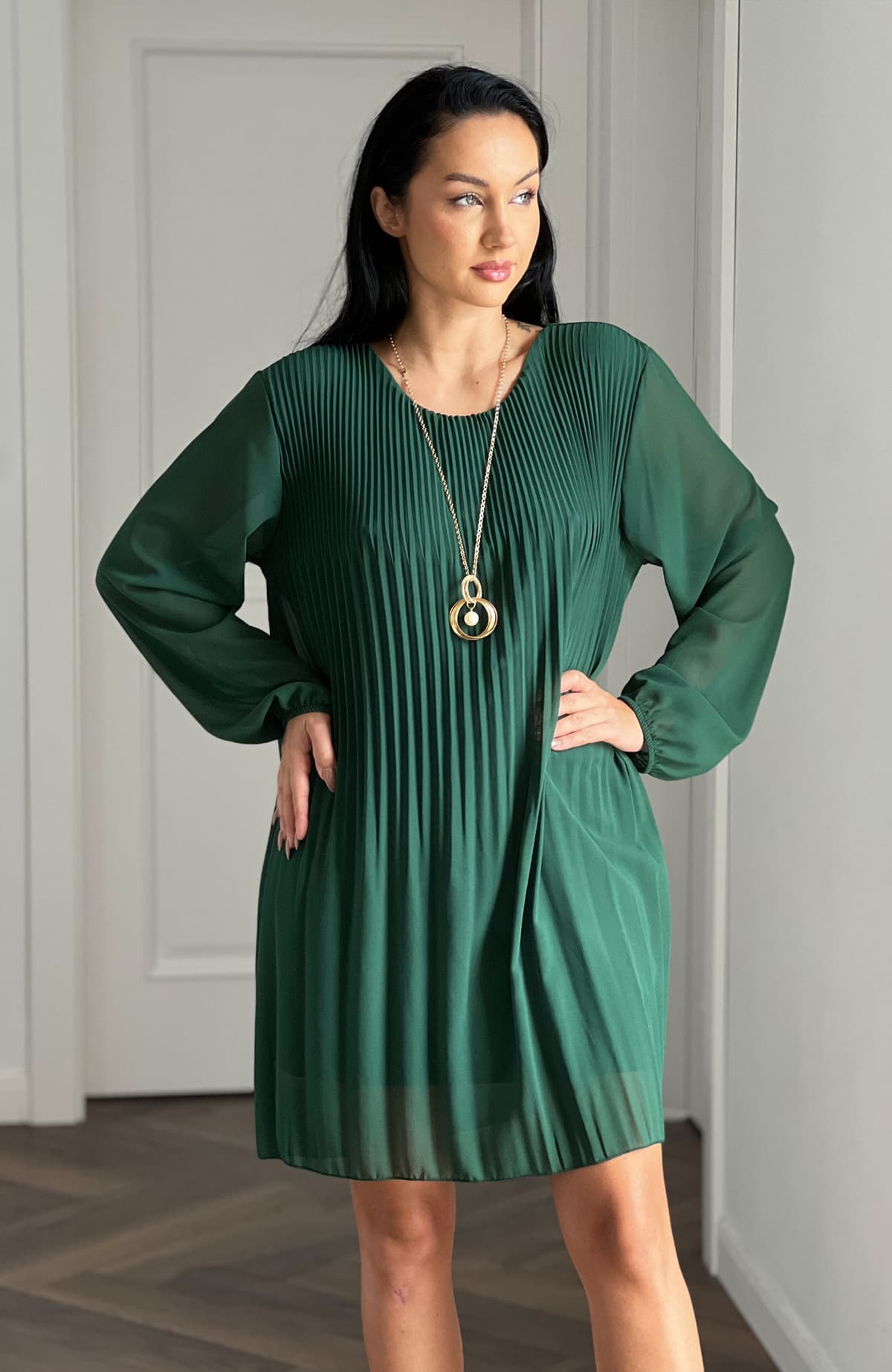 Rochie plisata eleganta cu lant auriu